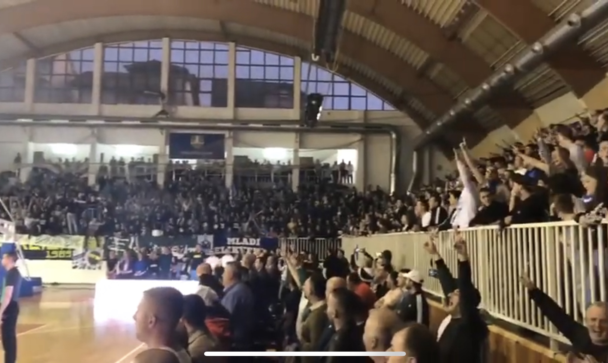 Emotivne scene iz Pendika: Navijači se tekbirima oprostili od žrtava na Novom Zelandu (VIDEO)