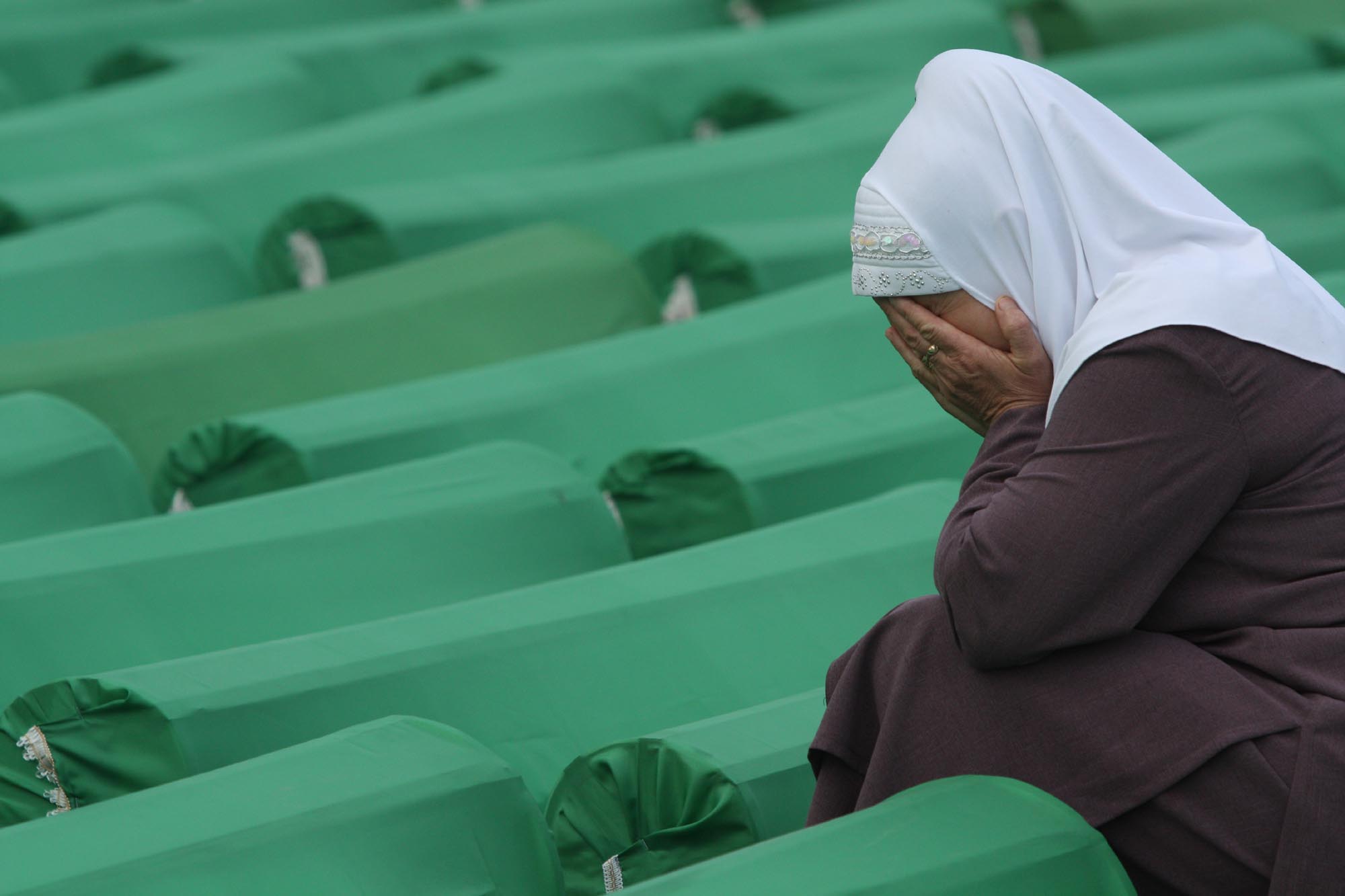Društvene mreže uklanjaće sadržaje u kojima se negira genocid u Srebrenici