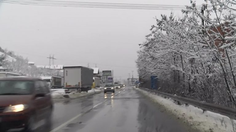 Saobraćaj otežan zobg kiše koja se ledi pri tlu