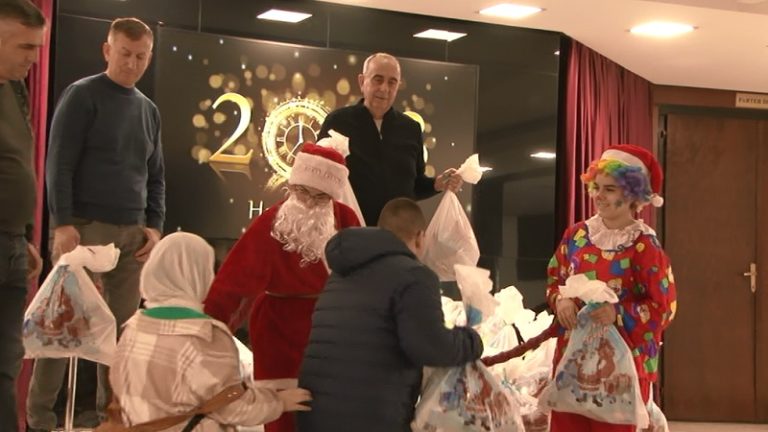 poklon paketići otvorene ruke i sevapa