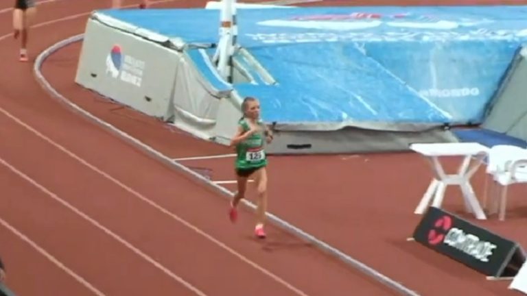 Saida Mušović u trci na 1.500 metara na PS u dvorani za starije pionirke