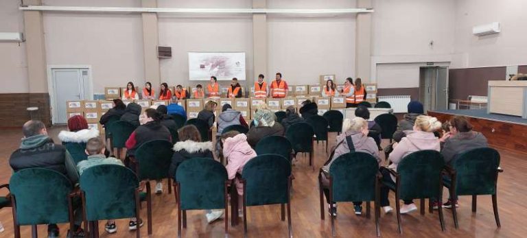 ambasada Katara podelila ramazanske pakete