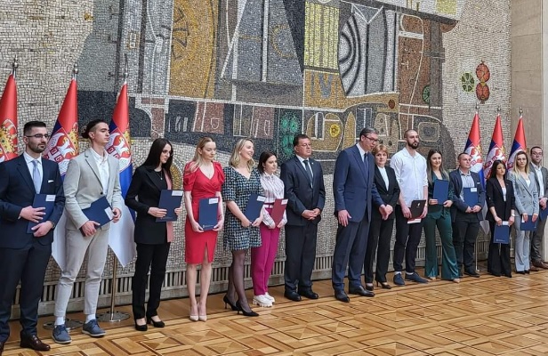 Sto mladih lekara i sto sestara i tehničara