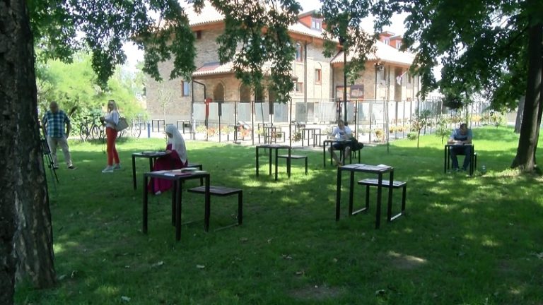 Otvorena čitaonica na otvorenom