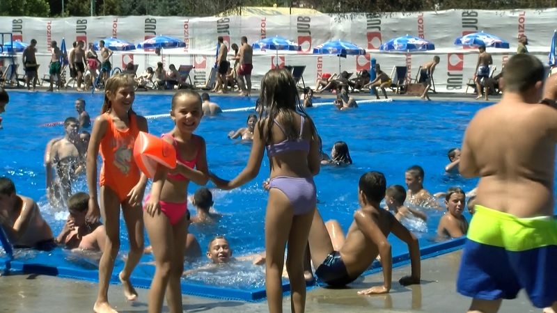 spas od vreline na bazenu