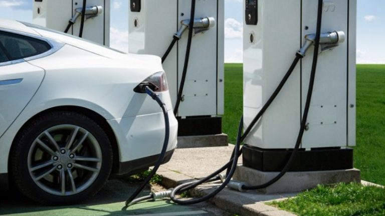 Vesić: Ove godine subvencije za kupovinu električnih automobila