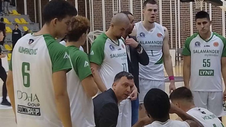 Trener košarkaša Novog Pazara Milan Popić na tajm-autu