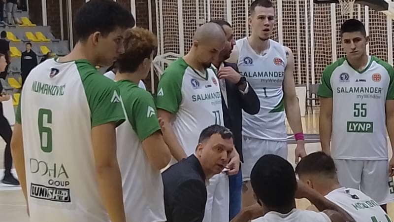 Trener košarkaša Novog Pazara Milan Popić na tajm-autu