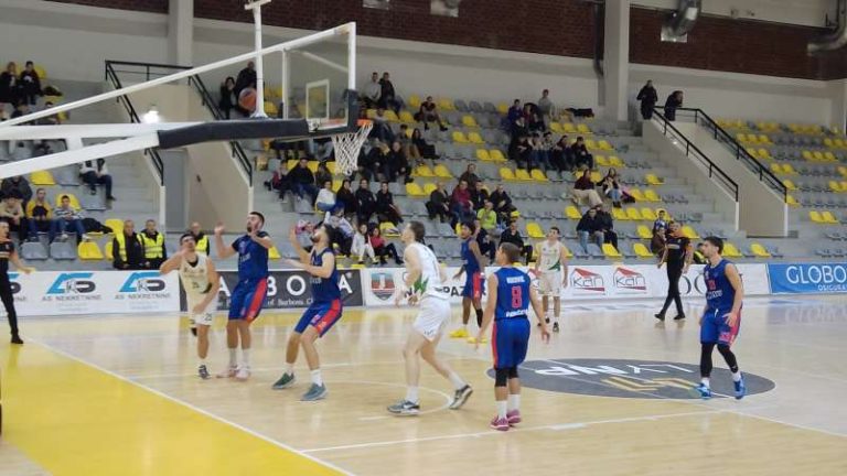 Košarkaši Novog Pazara i Tamiša u Dvorani Sportske akademije Douš (KLS)