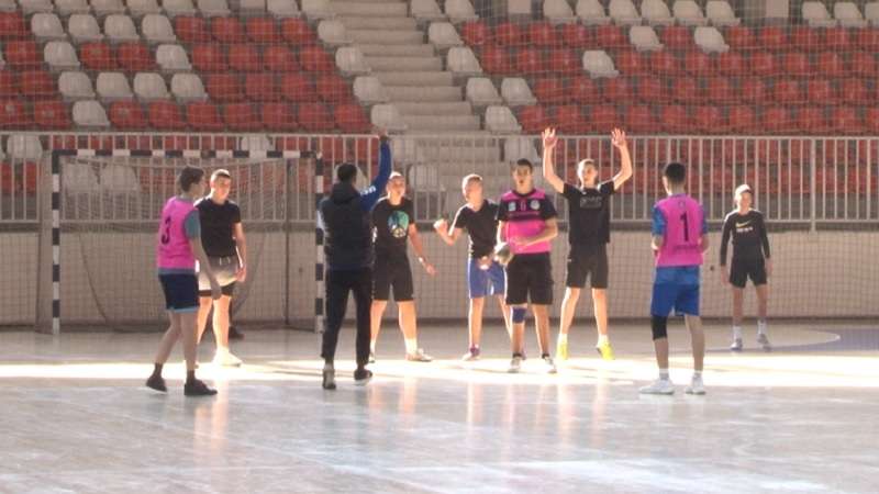 Osnovci igraju rukomet u Sportskoj dvorani Pendik
