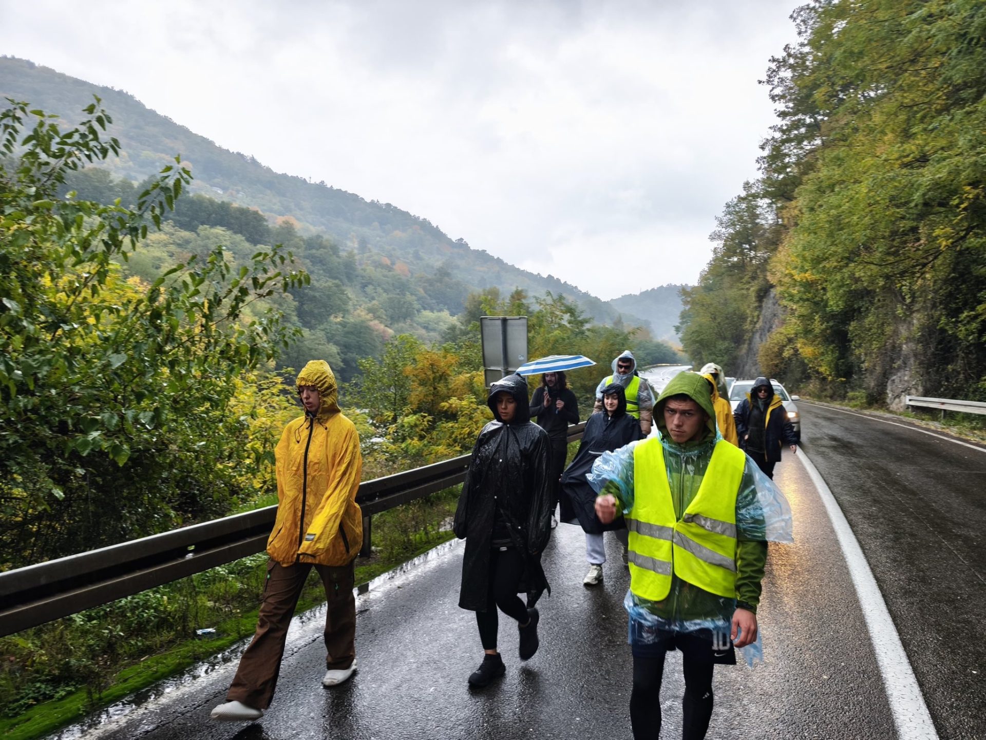 Studenti DUNP koji pešače do Novog Sada stigli do Magliča, danas tura do Kraljeva