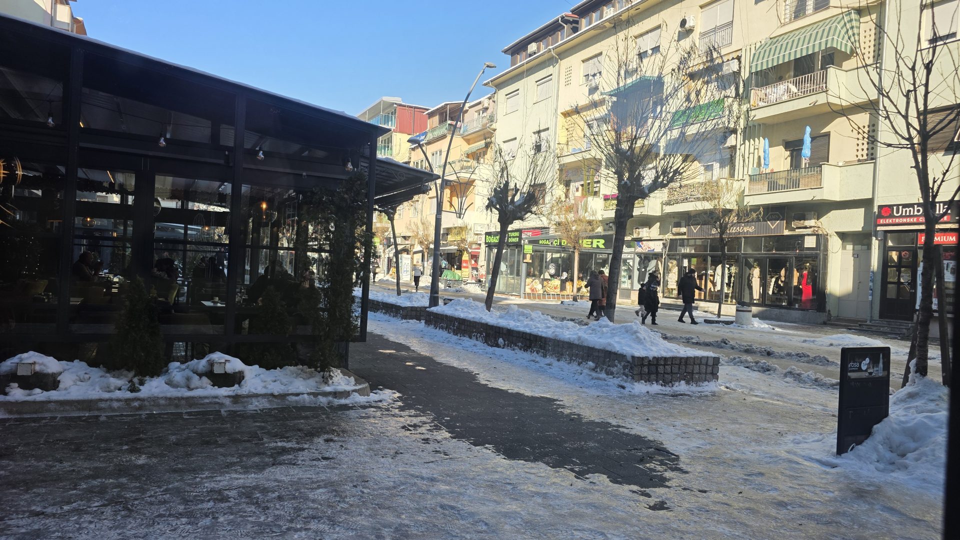 JKP „Gradska čistoća“ na terenu 24 sata: U borbi sa snegom i ledom posuto više od 75 tona soli