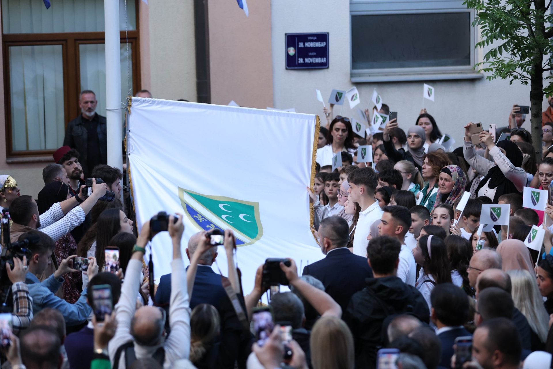 Centralna svečanost ispred BNV-a: Podignuta zastava bošnjačke nacionalne zajednice